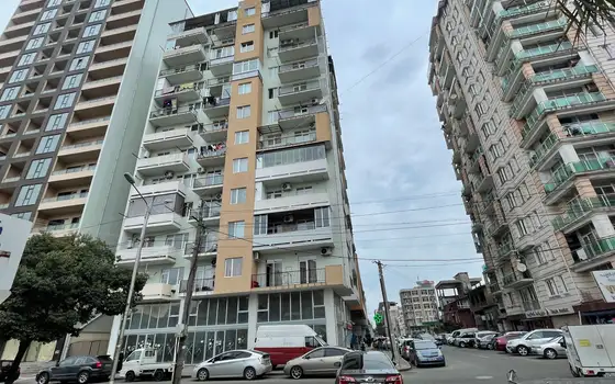 Квартиры в новом жилом доме с видом на город и на горы.