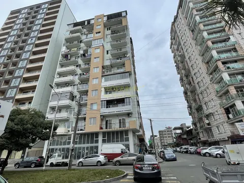 Квартиры в новом жилом доме с видом на город и на горы.
