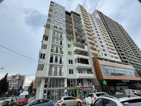 Квартиры в новом жилом доме с видом на город и на горы.