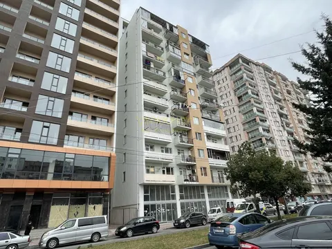 Квартиры в новом жилом доме с видом на город и на горы.