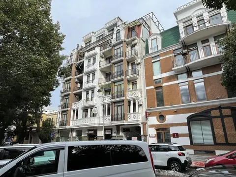 Новый 7 этажный жилой дом в центре города. Квартиры на ул. Лука Асатиани. .