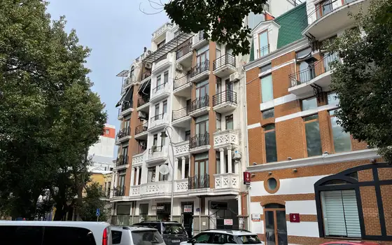 Новый 7 этажный жилой дом в центре города. Квартиры на ул. Лука Асатиани. .