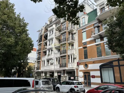 Новый 7 этажный жилой дом в центре города. Квартиры на ул. Лука Асатиани. .
