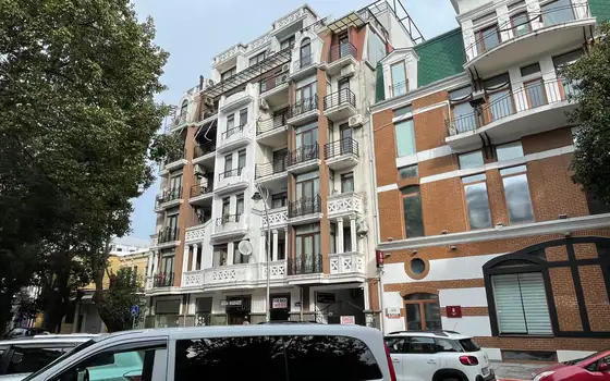 Новый 7 этажный жилой дом в центре города. Квартиры на ул. Лука Асатиани. .
