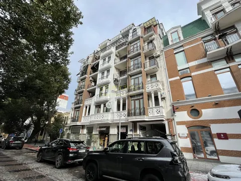 Новый 7 этажный жилой дом в центре города. Квартиры на ул. Лука Асатиани. .