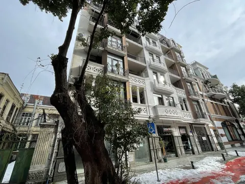 Новый 7 этажный жилой дом в центре города. Квартиры на ул. Лука Асатиани. .