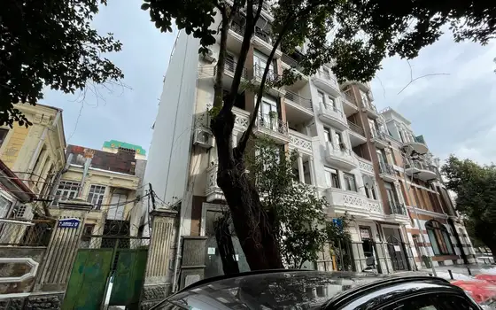 Новый 7 этажный жилой дом в центре города. Квартиры на ул. Лука Асатиани. .