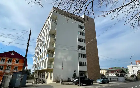 Новый жилой дом гостиничного типа у моря в Квариати. Квартиры с ремонтом и с видом на море.