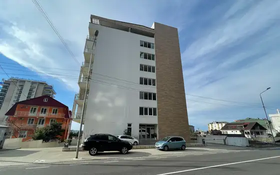Новый жилой дом гостиничного типа у моря в Квариати. Квартиры с ремонтом и с видом на море.
