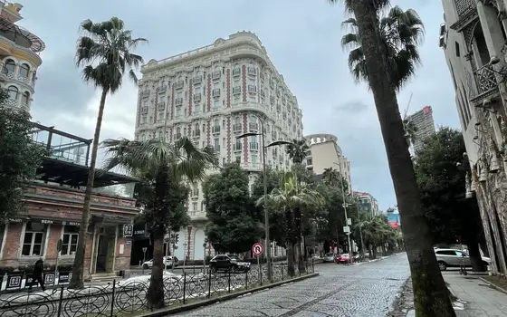 Апартаменты в новом доме в центре города у Шератона. Апартаменты у моря с видом на Батумский бульвар.