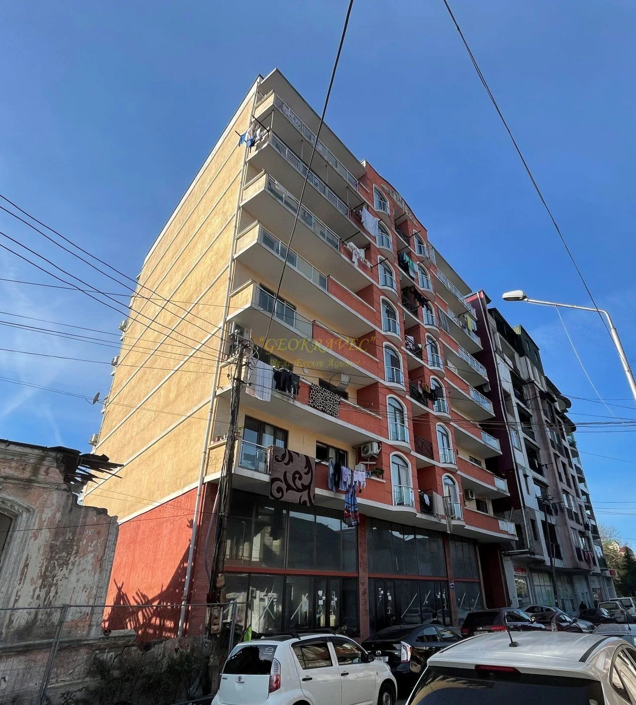 Новый жилой дом в центре старого города у Кафедрального собора. Квартиры с видом на город и на горы