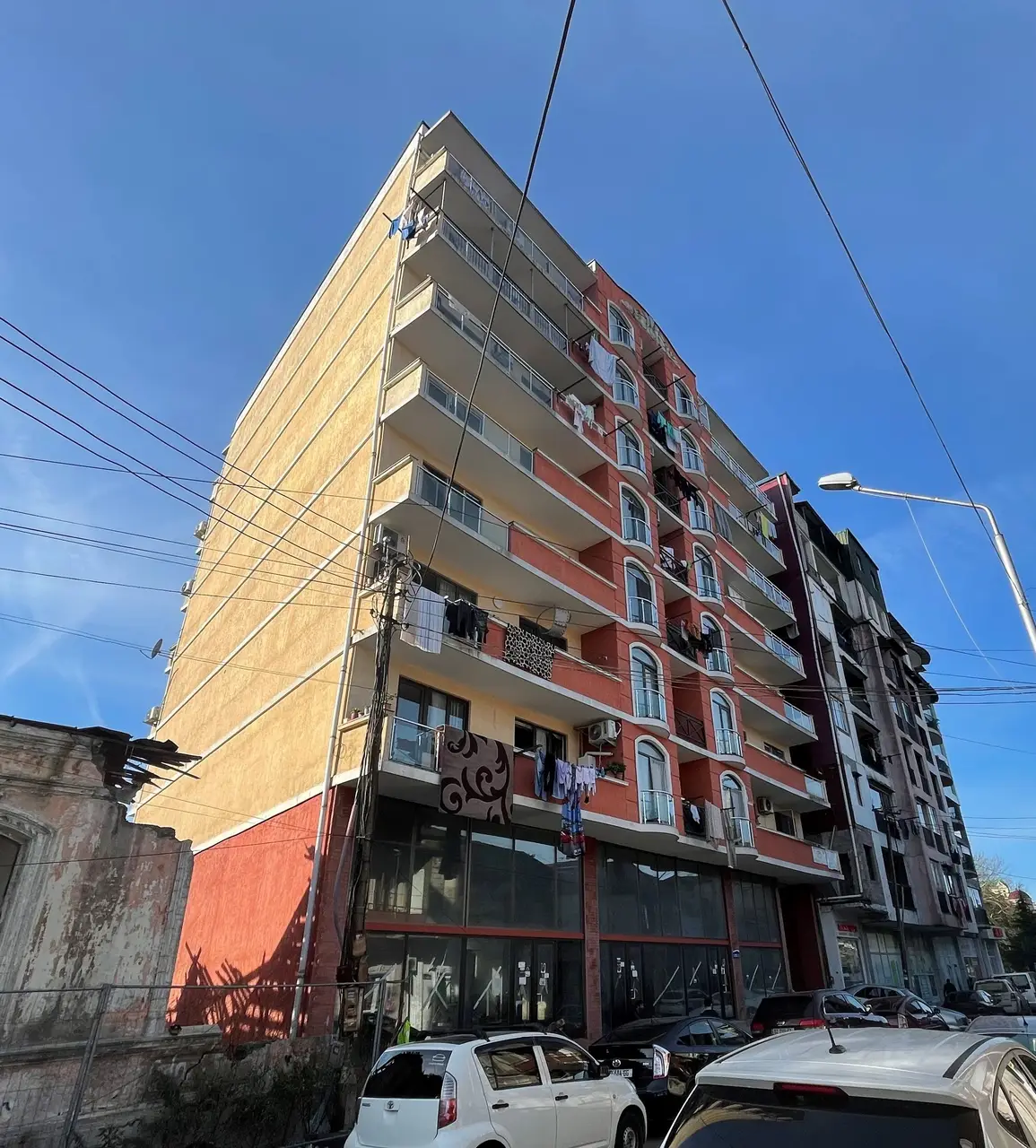 Новый жилой дом в центре старого города у Кафедрального собора. Квартиры с видом на город и на горы