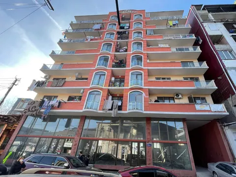 Новый жилой дом в центре старого города у Кафедрального собора. Квартиры с видом на город и на горы