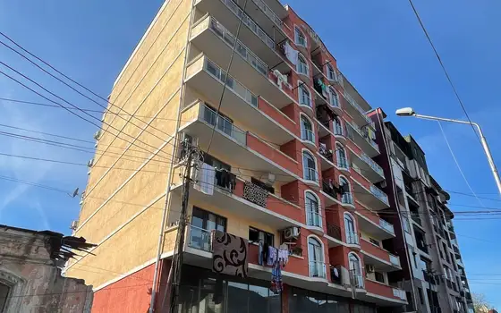 Новый жилой дом в центре старого города у Кафедрального собора. Квартиры с видом на город и на горы