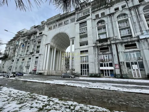 Новый 13 этажный жилой дом у танцующих фонтанов с видом на море и на город.