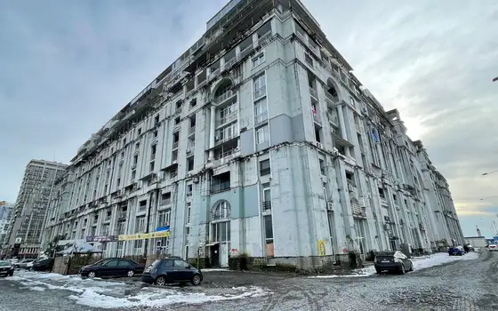 Новый 13 этажный жилой дом у танцующих фонтанов с видом на море и на город.