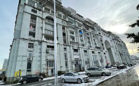 Новый 13 этажный жилой дом у танцующих фонтанов с видом на море и на город.