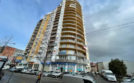 Новый дом на улице Лермонтова. Квартиры с видом на море, на город и на горы.