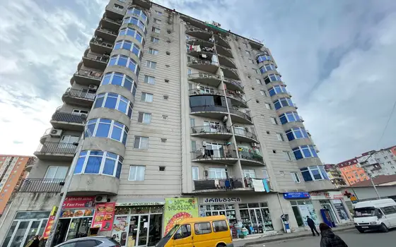 Новый 12 этажный жилой дом в тихом районе Батуми.