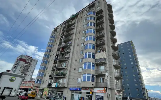 Новый 12 этажный жилой дом в тихом районе Батуми.