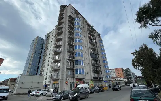 Новый 12 этажный жилой дом в тихом районе Батуми.
