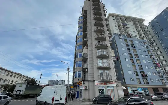Новый 12 этажный жилой дом в тихом районе Батуми.