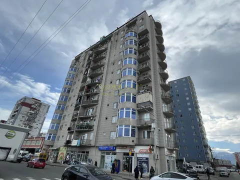 Новый 12 этажный жилой дом в тихом районе Батуми.