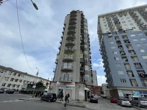 Новый 12 этажный жилой дом в тихом районе Батуми.