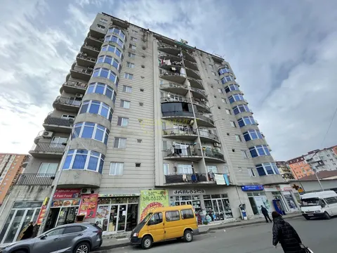 Новый 12 этажный жилой дом в тихом районе Батуми.