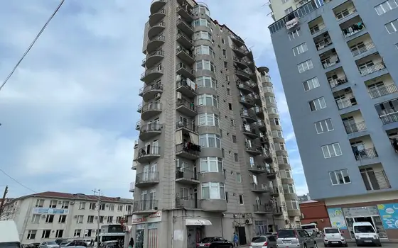 Новый 12 этажный жилой дом в тихом районе Батуми.