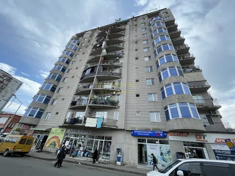 Новый 12 этажный жилой дом в тихом районе Батуми.