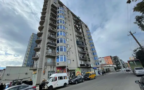 Новый 12 этажный жилой дом в тихом районе Батуми.