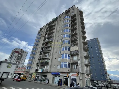 Новый 12 этажный жилой дом в тихом районе Батуми.