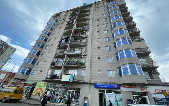 Новый 12 этажный жилой дом в тихом районе Батуми.
