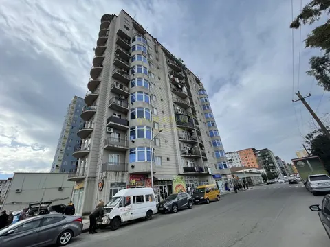 Новый 12 этажный жилой дом в тихом районе Батуми.