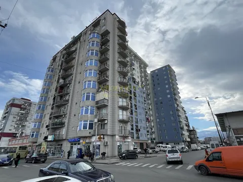 Новый 12 этажный жилой дом в тихом районе Батуми.