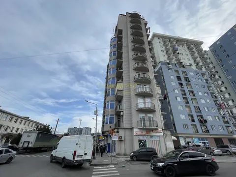 Новый 12 этажный жилой дом в тихом районе Батуми.