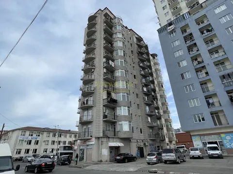Новый 12 этажный жилой дом в тихом районе Батуми.