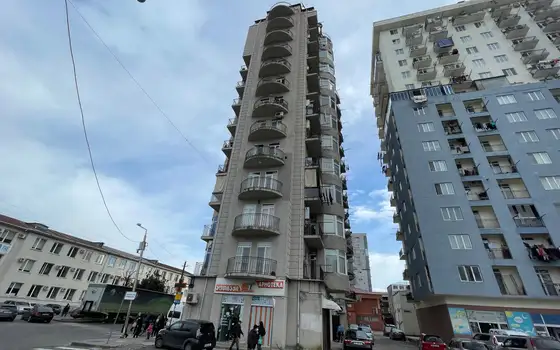 Новый 12 этажный жилой дом в тихом районе Батуми.