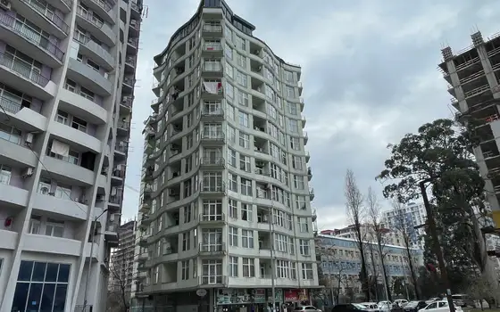 Новый 13 этажный жилой дом на ул. Инасаридзе у моря.