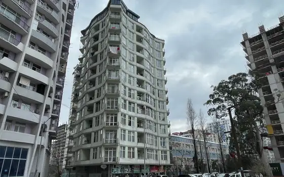 Новый 13 этажный жилой дом на ул. Инасаридзе у моря.