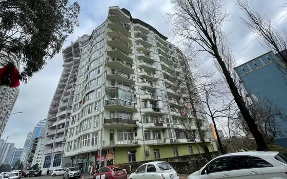 Новый 13 этажный жилой дом на ул. Инасаридзе у моря.