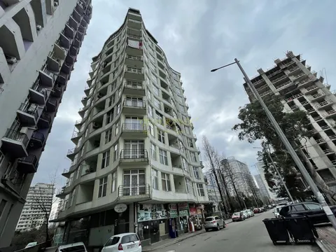 Новый 13 этажный жилой дом на ул. Инасаридзе у моря.