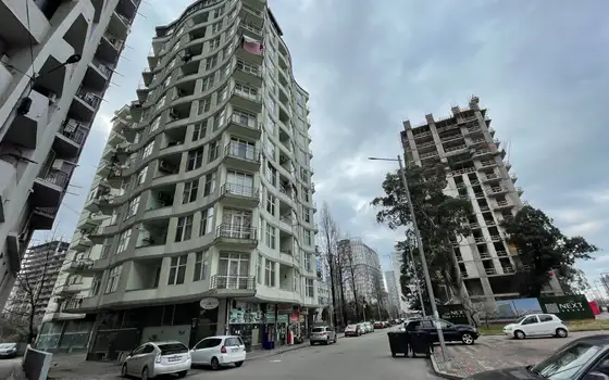 Новый 13 этажный жилой дом на ул. Инасаридзе у моря.