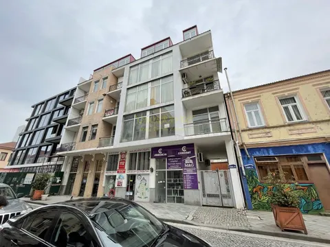Новый 5 этажный дом у батумовской Пьяцци. Квартиры в центре старого Батуми.