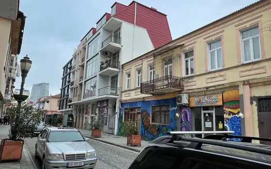Новый 5 этажный дом у батумовской Пьяцци. Квартиры в центре старого Батуми.