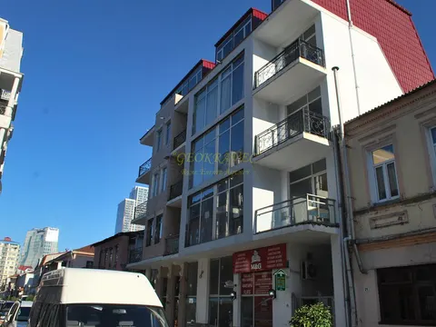 Новый 5 этажный дом у батумовской Пьяцци. Квартиры в центре старого Батуми.