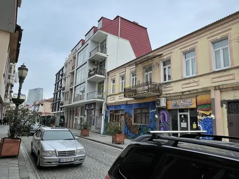 Новый 5 этажный дом у батумовской Пьяцци. Квартиры в центре старого Батуми.