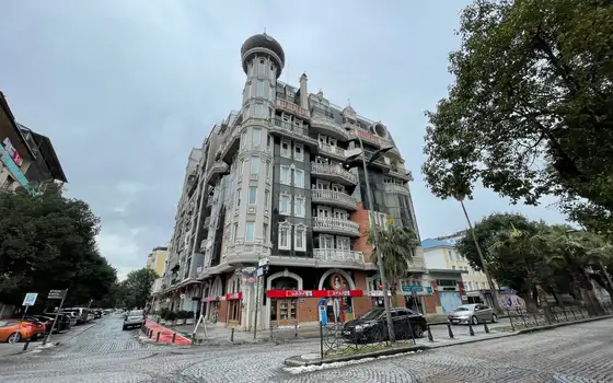 Новый жилой дом в центре города Батуми на улице Руставели у Шератона. Квартиры у моря.