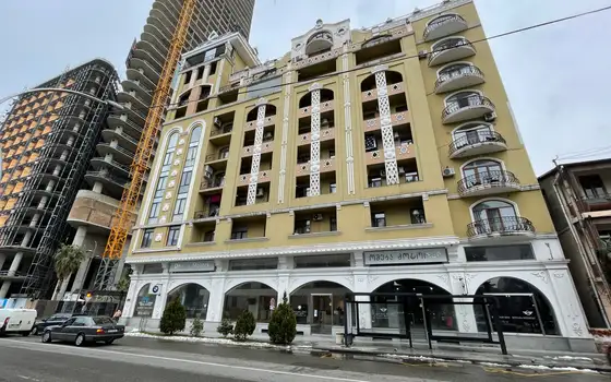 Новый жилой дом у государственного университета с видом на парк 6 мая и на город Батуми